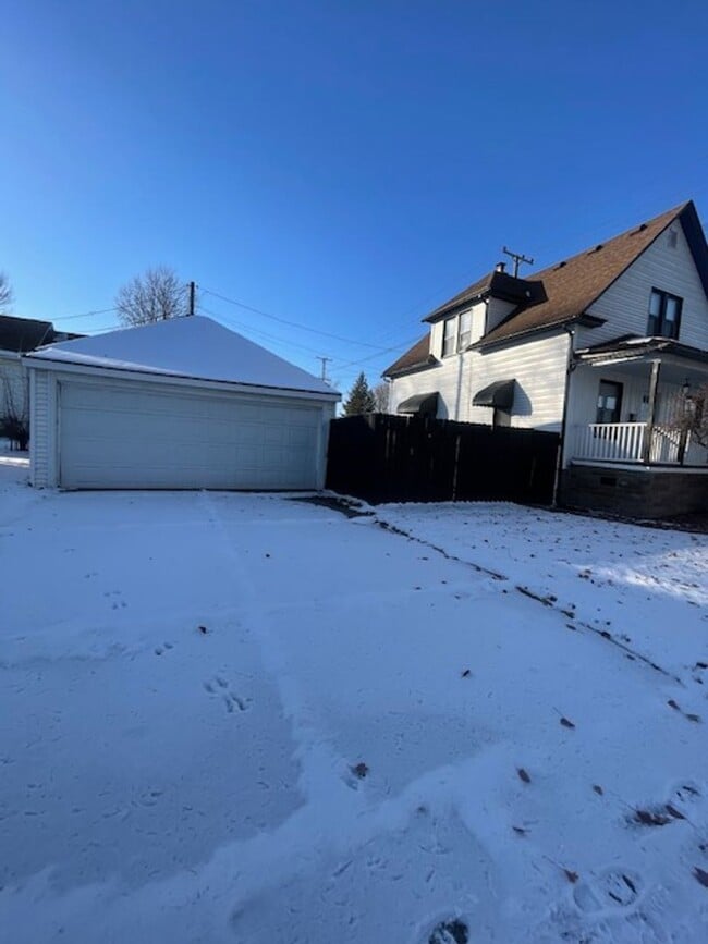 Building Photo - 3 bedroom, 2.5 bath - Modern Home in Wyandotte!