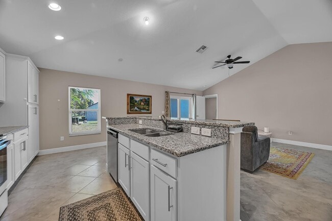 Building Photo - 713 SE East Ave