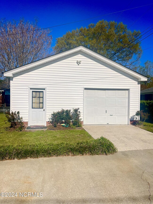 Building Photo - 2619 Crockett Dr