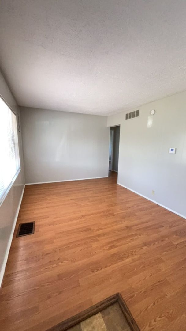 Building Photo - *AVAILABLE IN JUNE!* BIG BACKYARD - 2 BEDROOMS!