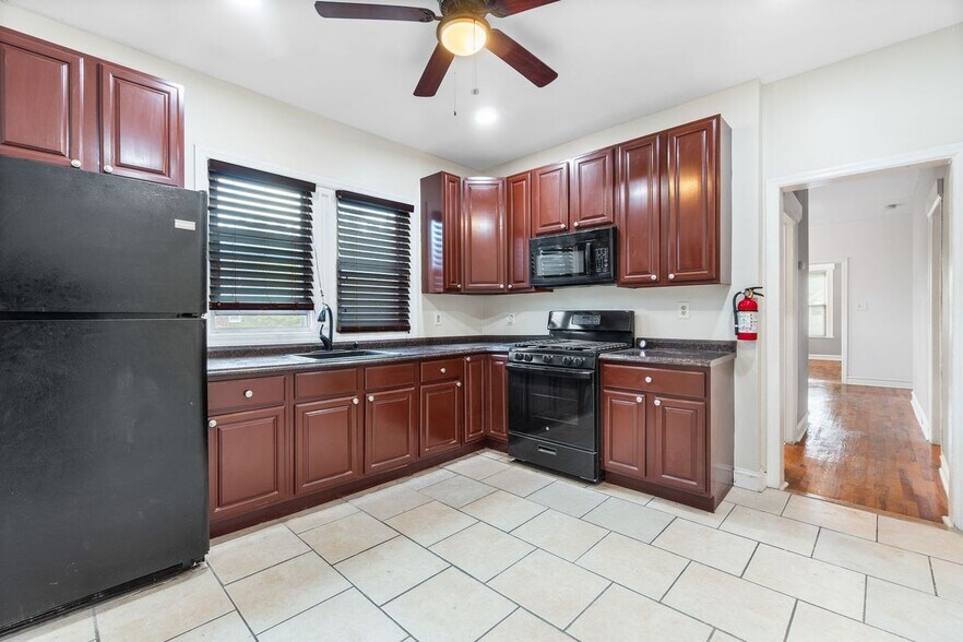 Building Photo - 156 Shepard Ave