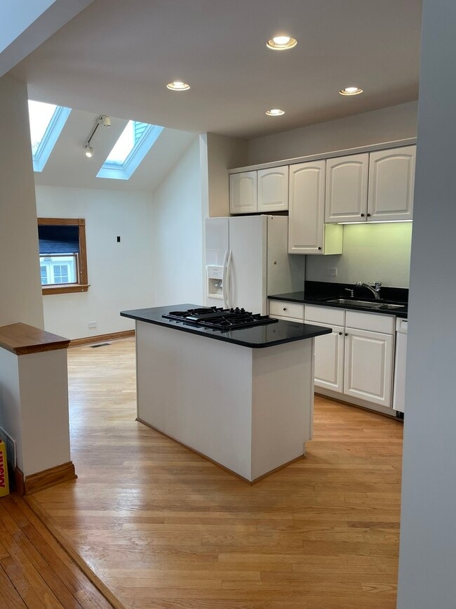 Building Photo - 3857 N Hermitage Ave