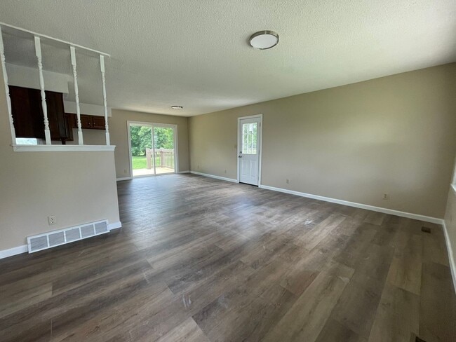 Building Photo - 3 Bedroom house FOR RENT in Bowling Green, MO