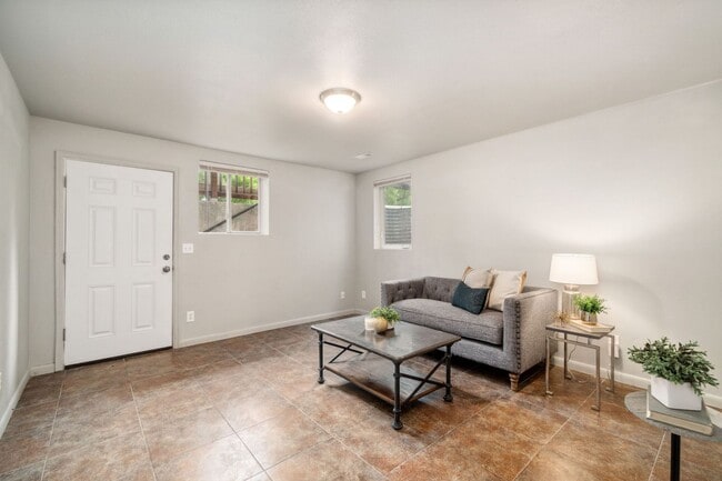 Building Photo - 810 W Laurel St