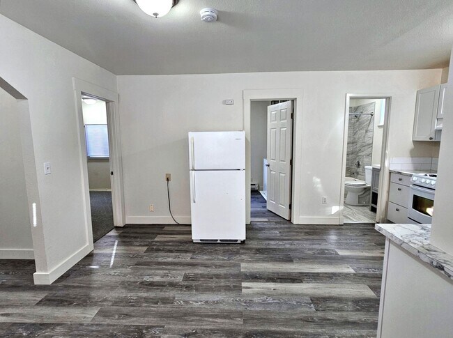 Building Photo - MOVE IN SPECIAL: 1/2 MONTHS RENT FREE- Washer/Dryer Included!