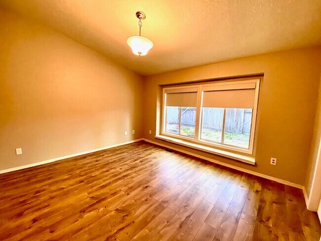 Building Photo - 4 Bedroom 2 bath Home in NW Boise