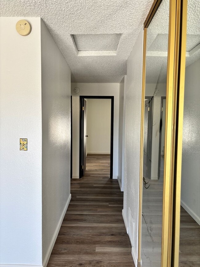 Building Photo - VERY NICE 2 BED/1 BATH 2ND FLOOR CONDO - N...