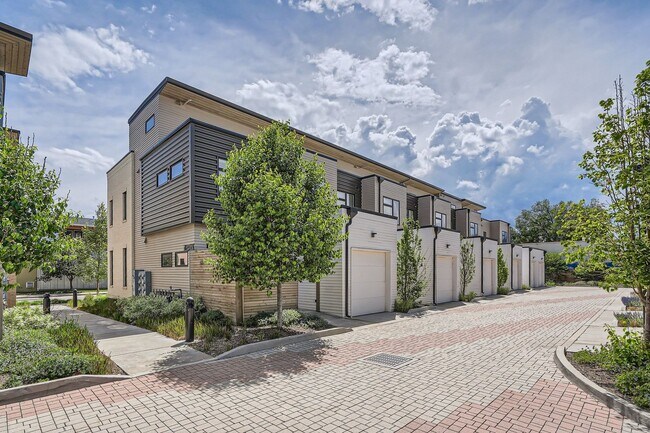 Building Photo - Modern 3 BDR S'Park Boulder Townhome