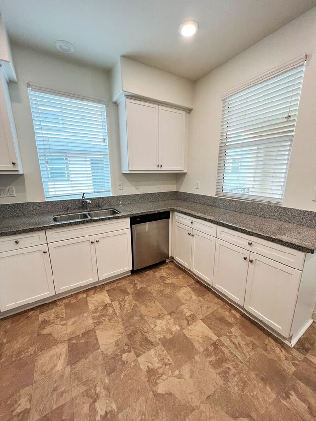 Building Photo - New 3BR Townhouse in San Marcos at Mission...