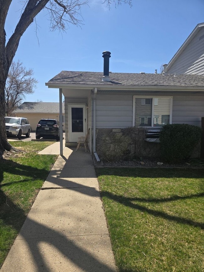 Building Photo - Cute end unit townhome 3-bedroom 2 baths in Thornton.