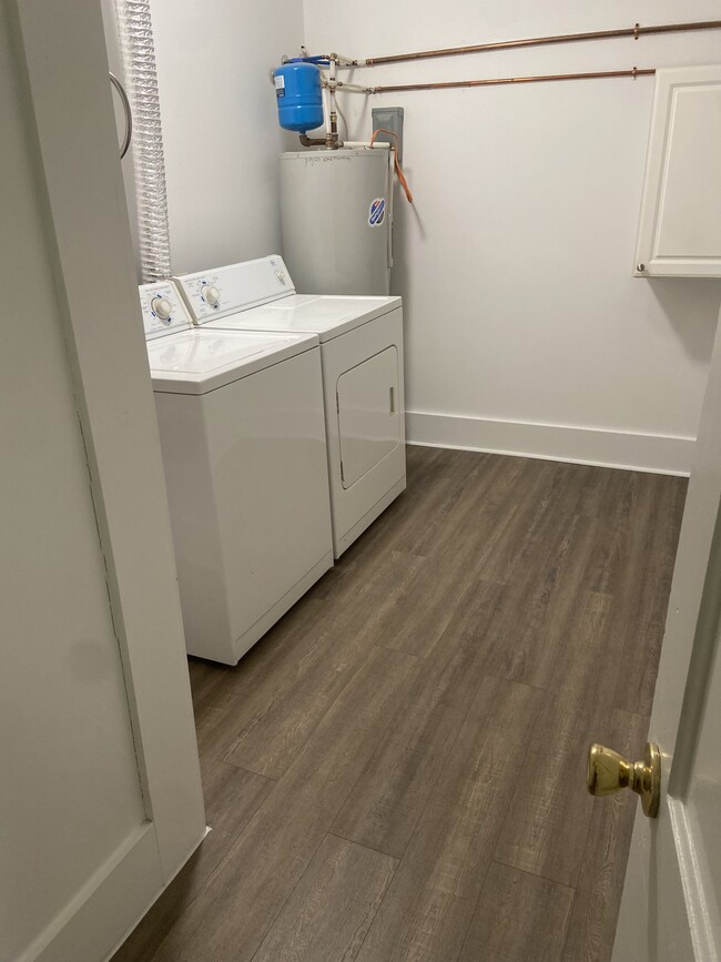 Full Laundry Room - 834 N Augusta St