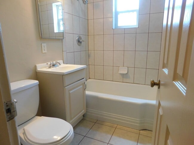 Building Photo - Cute End Unit Apartment Close to CMU