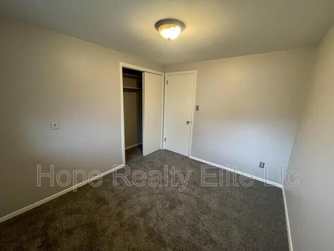 Building Photo - 1219 Whitehouse Dr