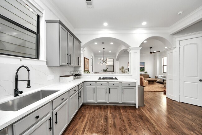 Building Photo - 916 W 20th St