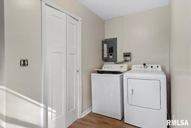 Building Photo - 400 Lexington Heights Dr