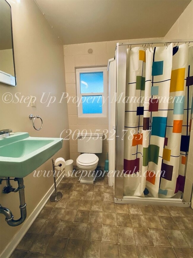Building Photo - Private and Spacious Studio Near Downtown Sonora