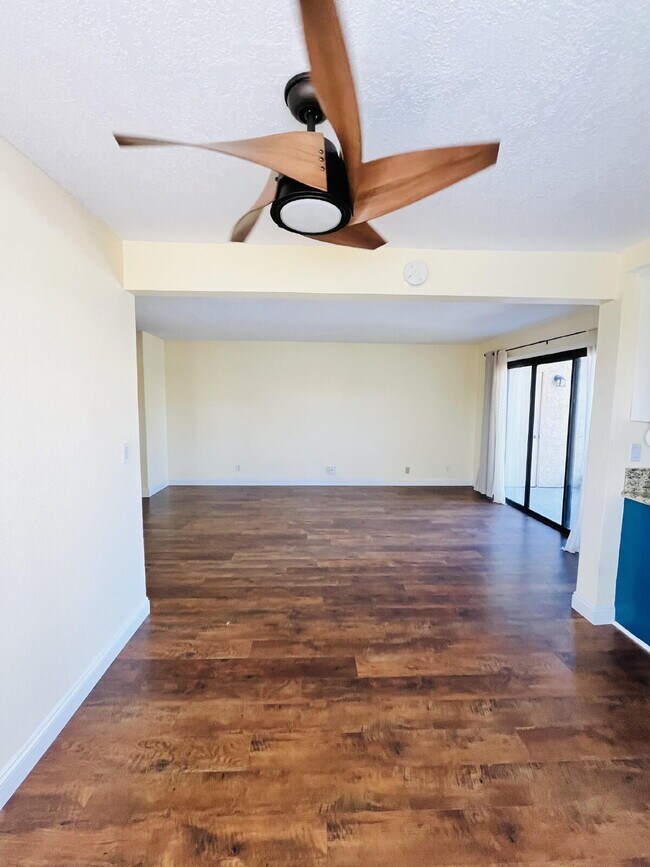 Building Photo - $2,695 - 2 Bed 2 Bath updated Condo in Del Cerro
