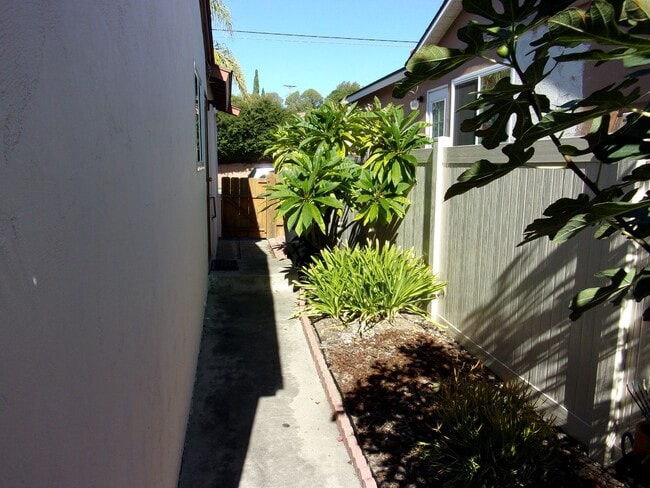 Building Photo - 4bedrm 2 1/2 bath house with yard & garage...
