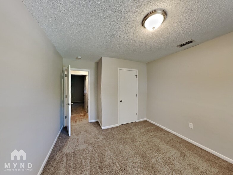 Building Photo - 132 E Poinsettia St