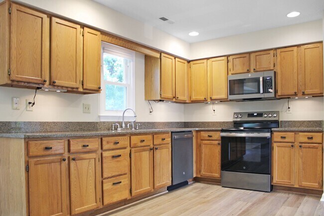 Building Photo - Spacious Raintree Home with Bonus Room, 2-Car Garage and Private Backyard