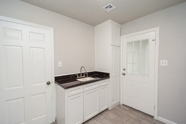 Building Photo - 1723 Big Horn Dr