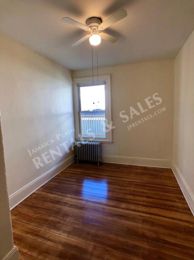 Building Photo - 47 Custer St