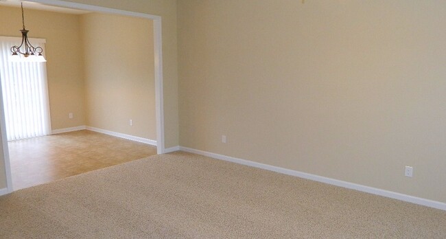 Building Photo - 899 Westlawn Dr