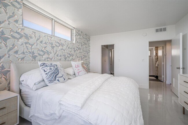 Building Photo - 9101 E Bay Harbor Dr