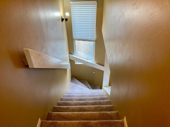 Building Photo - Two story condo with community pool!