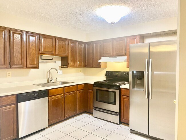 Building Photo - 3 Bedrooms Plus 2 Bonus Rooms!!! 2.5 Baths...