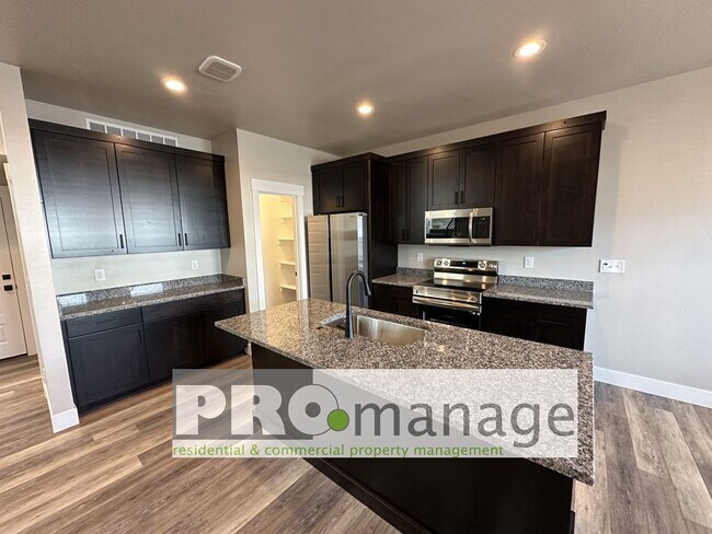 Building Photo - 3 Bed, 2.5 Bath Townhome w/ 2-Car Garage - NEAR NEW - Ammon