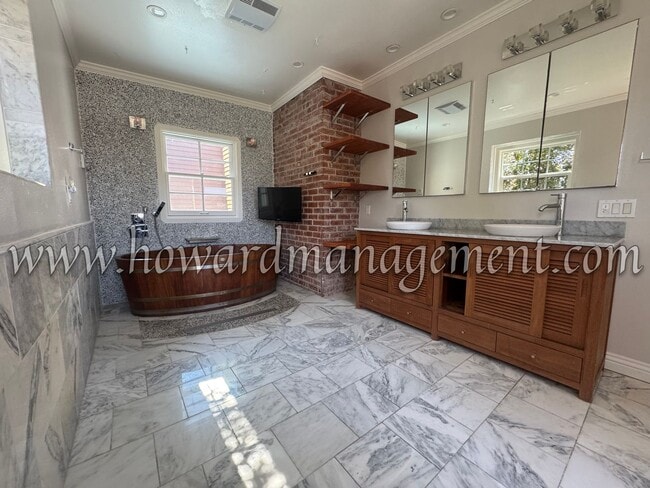 Building Photo - Private and Cozy 4 Bedroom Home located in...