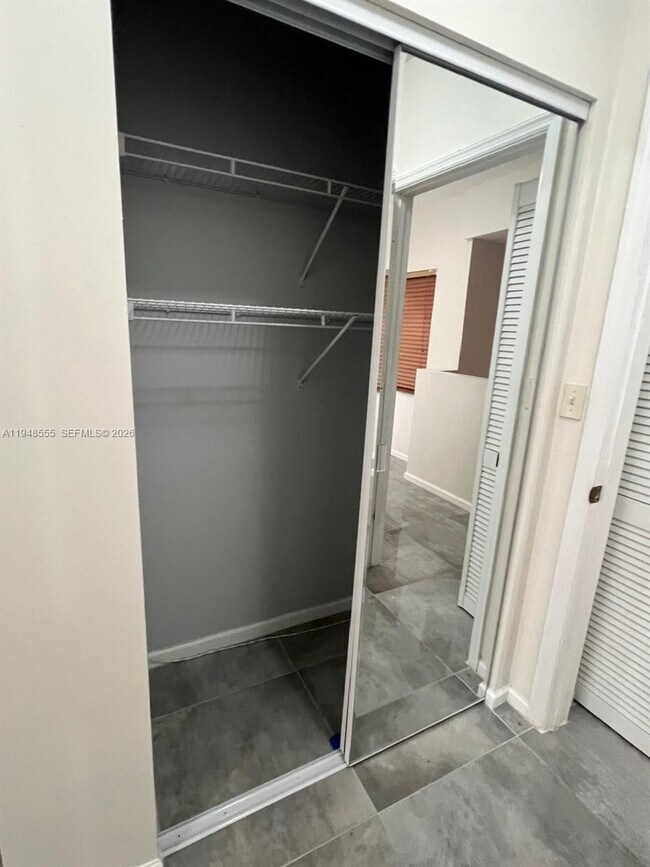 Building Photo - 252 City View Dr