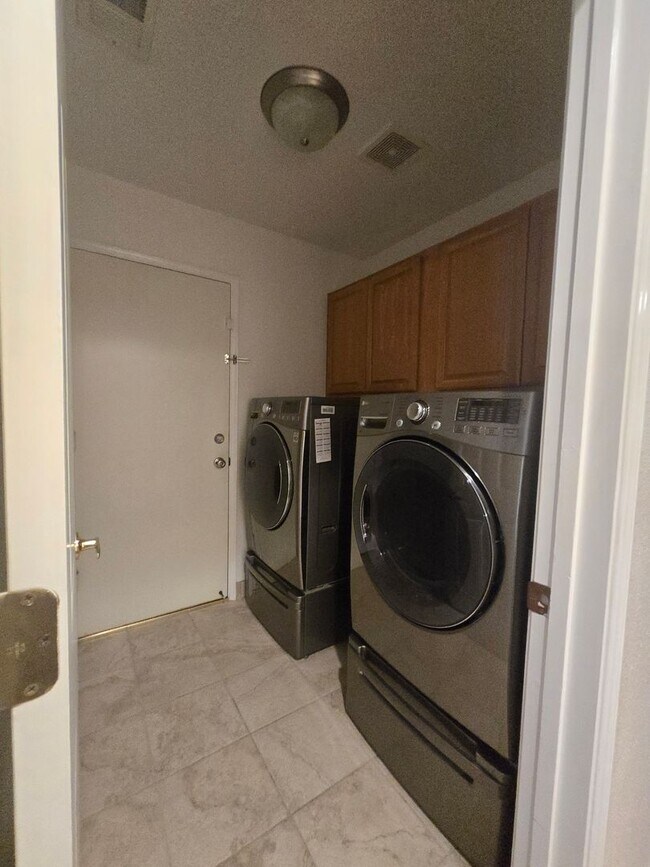 Building Photo - 3 BR 2 BA Available Now