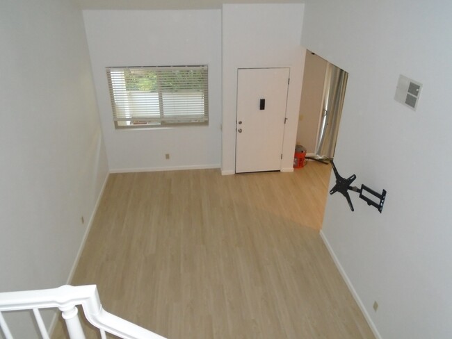 Building Photo - Remodeled South San Jose Townhouse, dog fr...