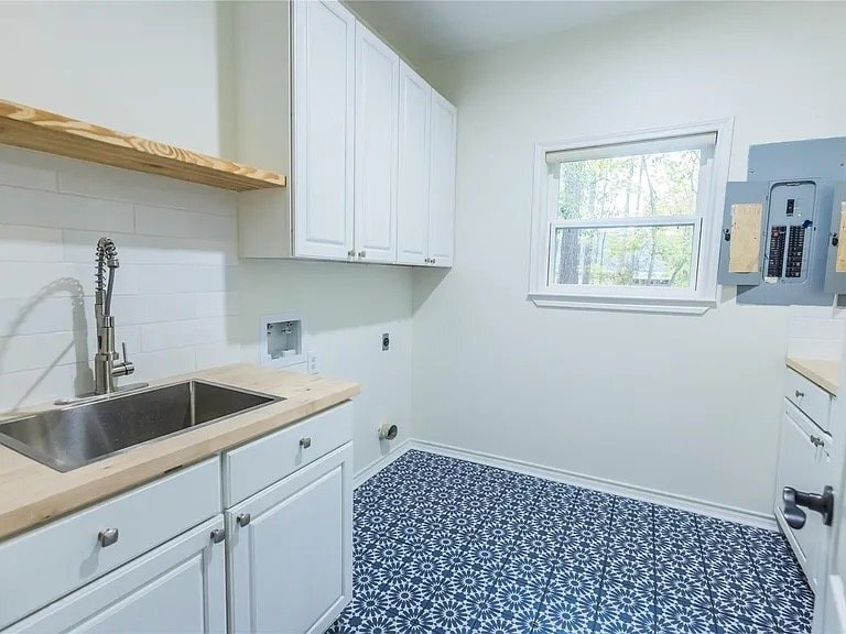 Building Photo - 3230 Lake Island Dr