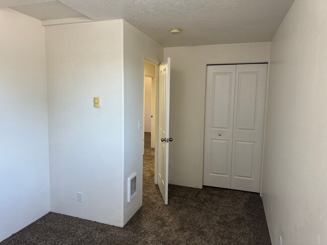 Building Photo - 4 bedroom 1.5 bathroom duplex