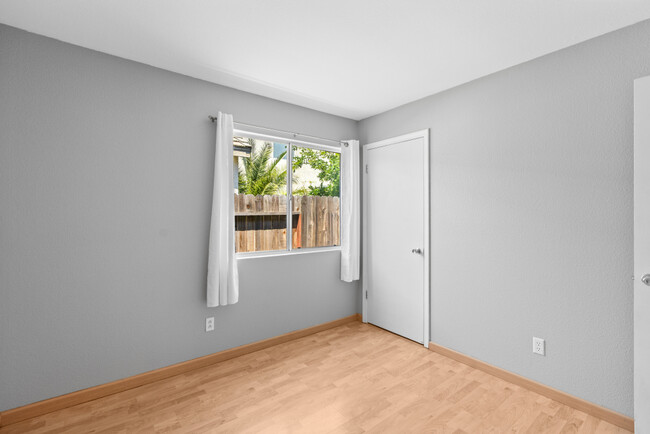Building Photo - 8753 Redwood Grove Way
