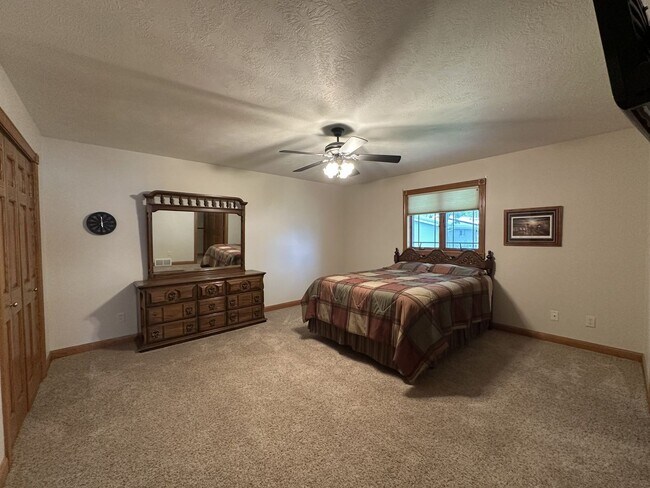 Building Photo - Spacious 3 Bed / 3 Bath Duplex in Sanborn, IA