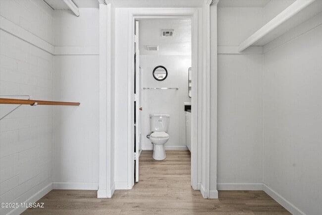 Building Photo - Move In Ready Unit! 1 Bed 1 Bath New Flooring!