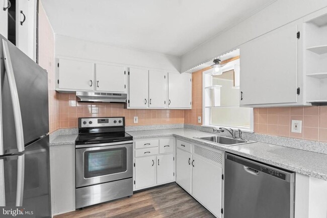 Building Photo - 1206 Sylvan Dr