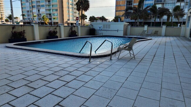 Building Photo - 1501 S Ocean Dr
