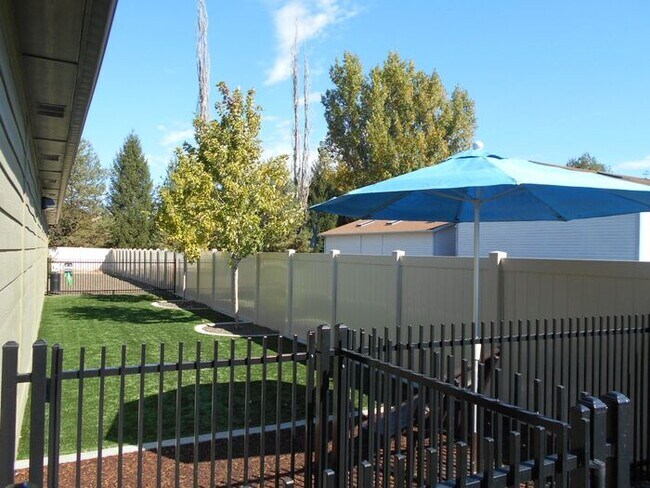 Building Photo - The Madison Courtyard