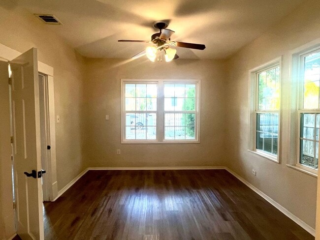 Building Photo - 106 Regina St