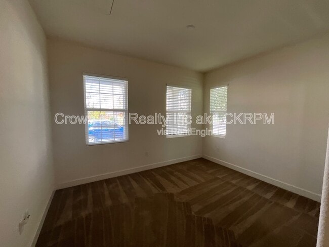 Building Photo - 546 W Campania Way