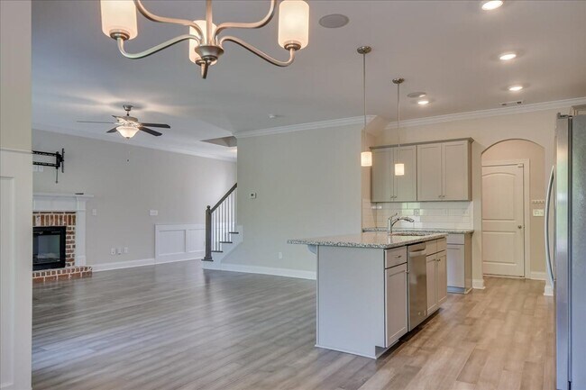 Building Photo - 323 Colonnades Dr