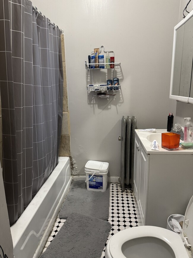 Building Photo - 7013 N Paulina St