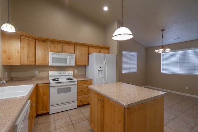 Building Photo - Dog Friendly 3 Bedroom Home In Painted Desert