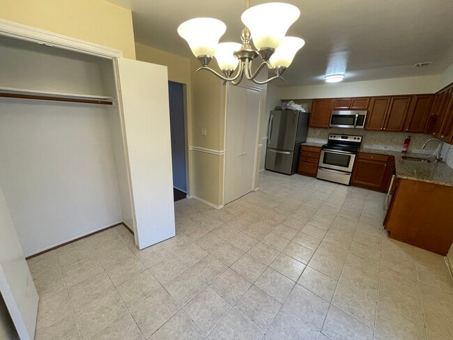 Building Photo - 15039 Cherrywood Dr
