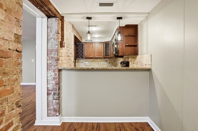 Building Photo - 1 Bedroom Condo in Uptown